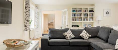 Fernseher, DVD-Player, Bücher, Videothek