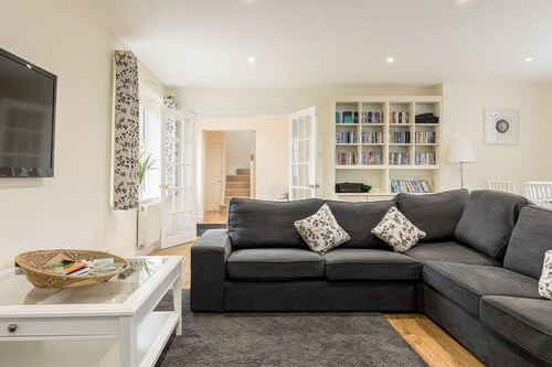 An Idyllic, Family- Friendly Cottage On A Private Estate In Burley