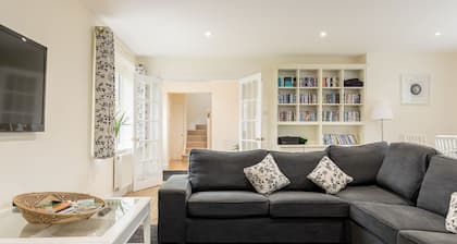 An Idyllic, Family- Friendly Cottage On A Private Estate In Burley