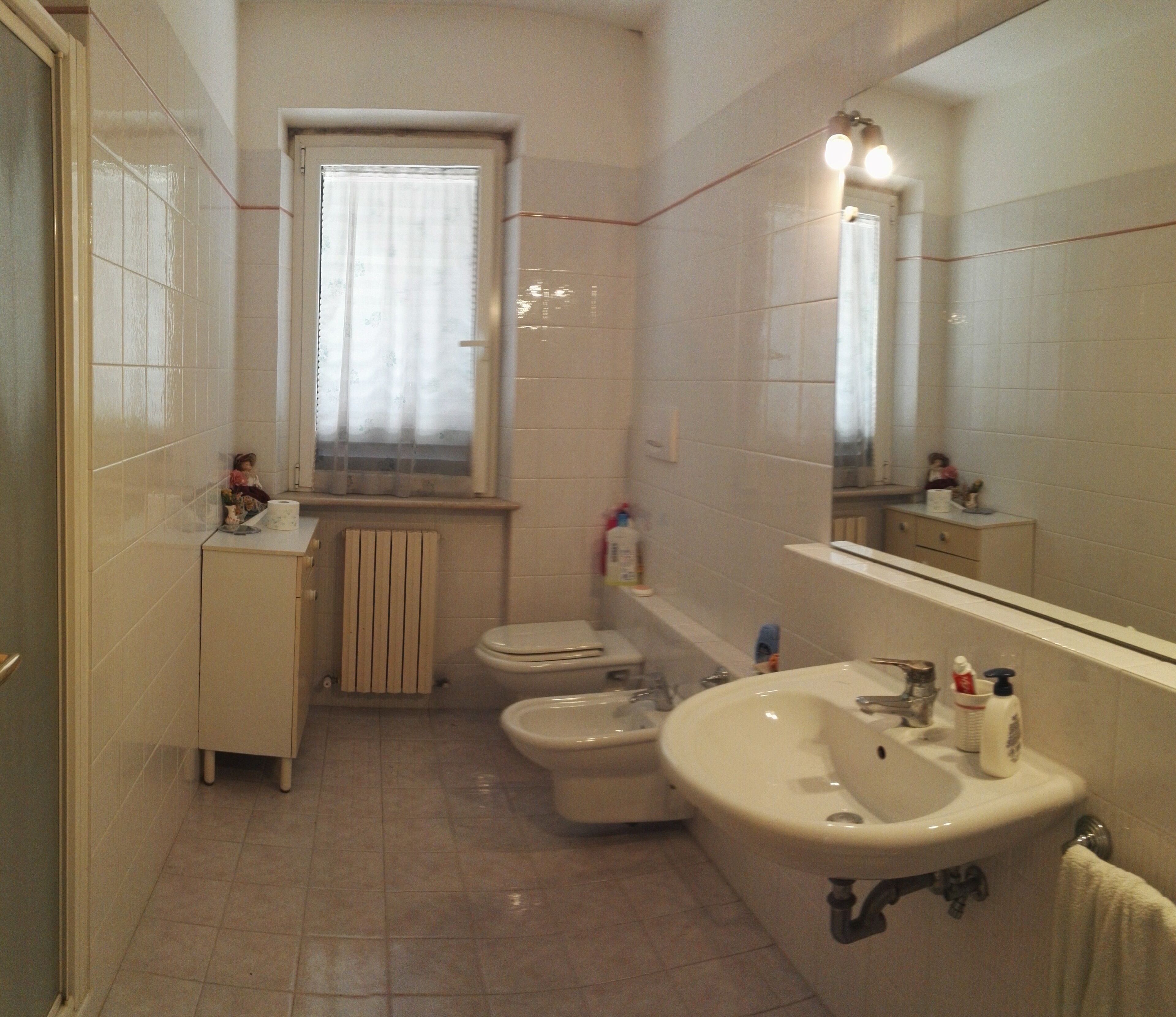 Hårtork, handdukar, tvål och schampo