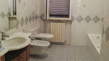 Asciugacapelli, asciugamani, sapone, shampoo