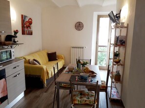 TV a schermo piatto, libri