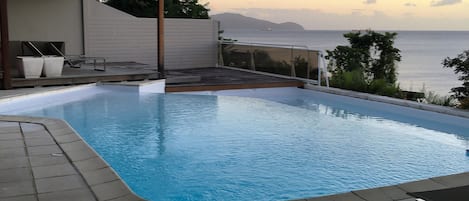 Piscine à débordement