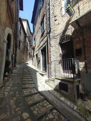 المنطقة المحيطة بالمنشأة