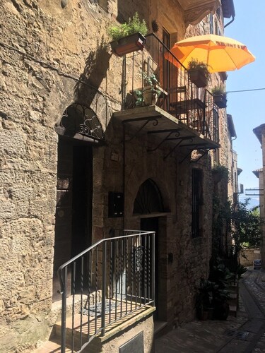 Highly Rated - Stylish, self-contained apartment in central Todi