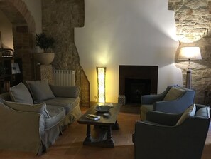 Smart-TV, peis, bøker og musikkbibliotek