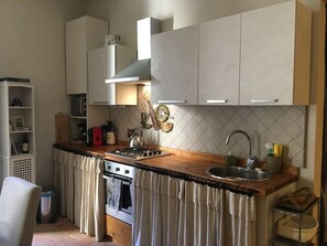 ثلاجة، ميكروويف، فرن، موقد طهي مسطح