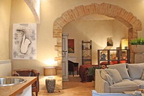 Smart TV, fireplace, books, music library