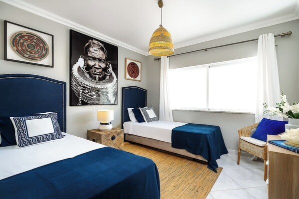 2 quartos, escrivaninha, ferros/tábuas de passar roupa, berço de viagem