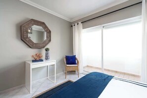 2 dormitorios, escritorio, tabla de planchar con plancha y cuna de viaje