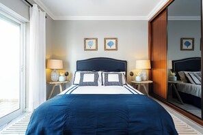 2 quartos, escrivaninha, ferros/tábuas de passar roupa, berço de viagem