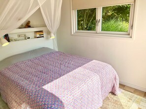 3 bedrooms, desk, iron/ironing board, travel crib - GARDENVILLA, 30 MIN FROM AMSTERDAM, 3 BDR + BIKES/AIRCO/PARKING (Zevenhoven)