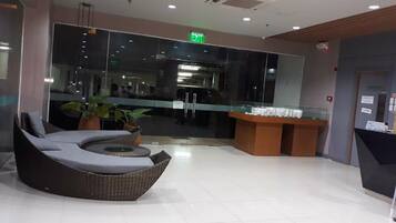 Área de estar no saguão