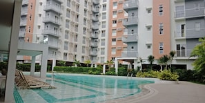 2 outdoor pools