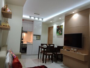 Executive Condo, 2 Bedrooms, Pool View, Executive Level | Living room | Flat-screen TV