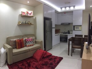 Executive Condo, 2 Bedrooms, Pool View, Executive Level | Living area | Flat-screen TV