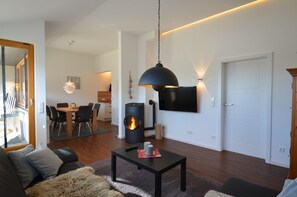 Smart TV, fireplace, stereo