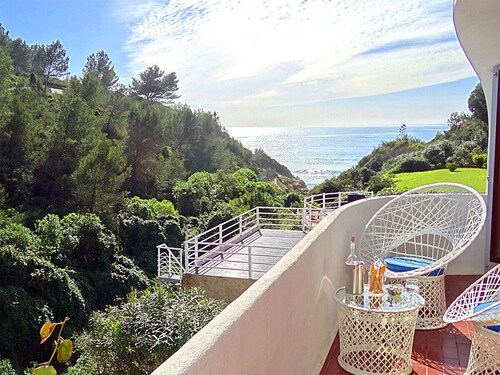 Exquisit eingerichtetes Haus am Meer, in einzigartiger grüner Oase gelegen