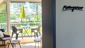 A room with a balcony, a yellow umbrella, and a wall with the name "Mingis". - Lykkelig Ferie: bright apartment, south-facing balcony, beach 30 m, indoor pool, IR cabin, sauna (Kronsgaard)