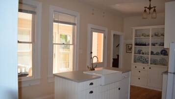 Køleskab, mikrobølgeovn, kogeplade, opvaskemaskine