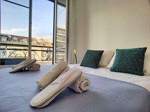 2 bedrooms, in-room safe, iron/ironing board