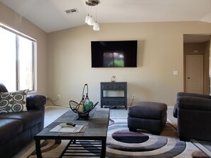 Smart-TV, Kamin, Bücher