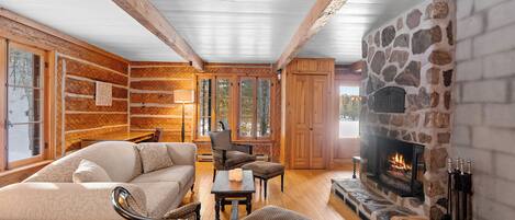 スマートテレビ、暖炉、DVD プレーヤー、ステレオ