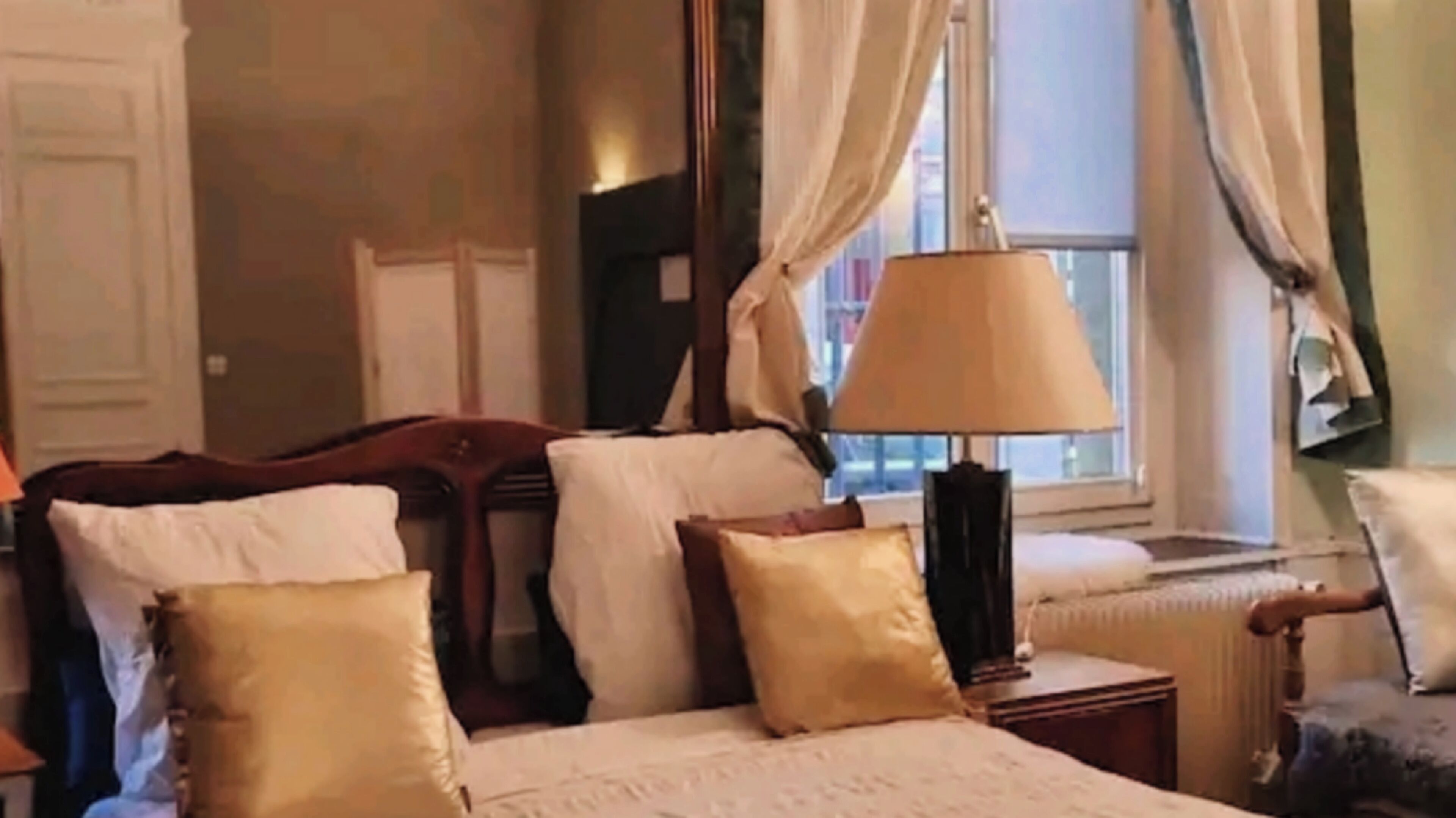 3 quartos, escrivaninha, ferros/tábuas de passar roupa