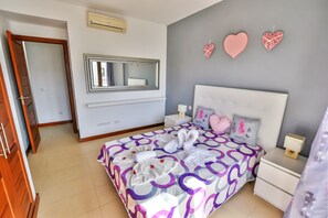 A bedroom with a bed, bedside tables, a mirror, and decorative hearts on the wall. - Casa Zen Pool Sea & Sun Best accomodattion in a luxury urbanization and exclusiv (Puerto Calero Yaiza Las Palmas España)