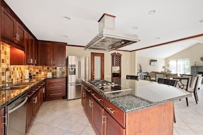 Microwave, oven, stovetop, dishwasher - Private swimming pool and great house (Houston)