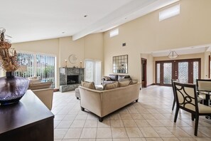 Télévision, cheminée