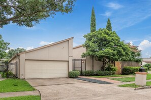 Exterior - Private swimming pool and great house (Houston)