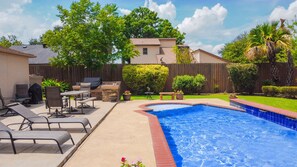 Outdoor pool, a heated pool - Private swimming pool and great house (Houston)