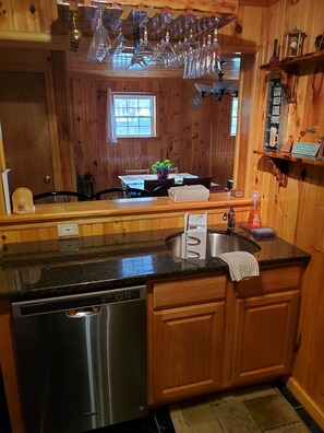 Fridge, microwave, oven, stovetop - Private Lakefront - Poconos getaway on a tranquil lake (Tobyhanna)