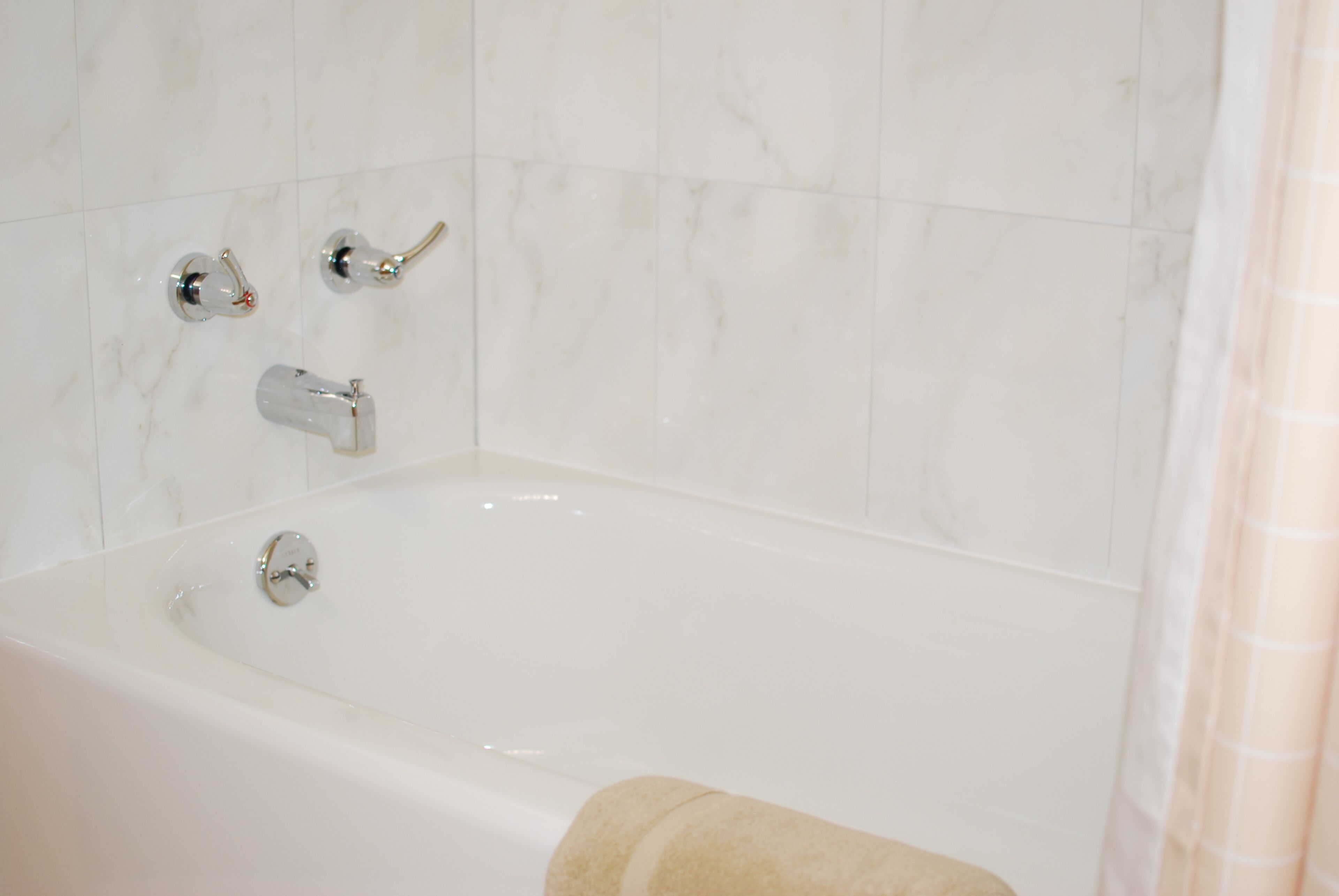 Ein Badezimmer mit einer weißen Badewanne, einer Dusche und einem WC.
