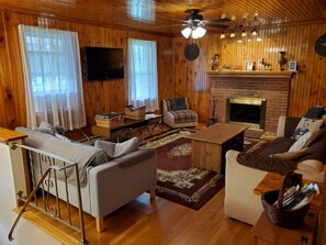 Smart TV, fireplace, video games, DVD player - Private Lakefront - Poconos getaway on a tranquil lake (Tobyhanna)