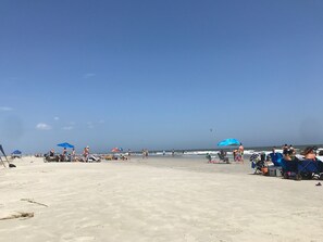 Chaises longues, serviettes de plage