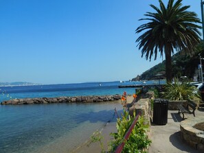 Beach nearby - Charming Provencal house in field of secure standing with swimming pool (Grasse)