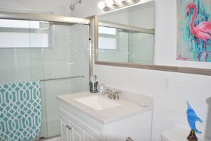 Combined shower/tub, hair dryer, towels