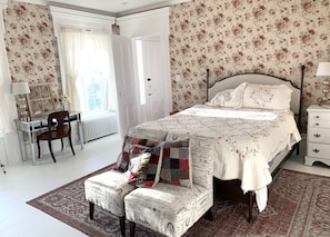 4 bedrooms, desk, iron/ironing board, travel crib