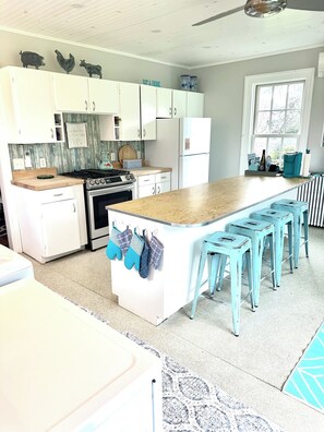 Køleskab, mikrobølgeovn, ovn, kogeplade