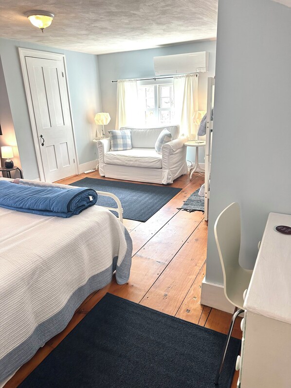 4 bedrooms, desk, iron/ironing board, travel cot