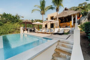 Piscine à débordement