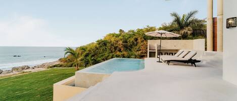 حمّام سباحة لا متناهي