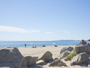 På stranden
