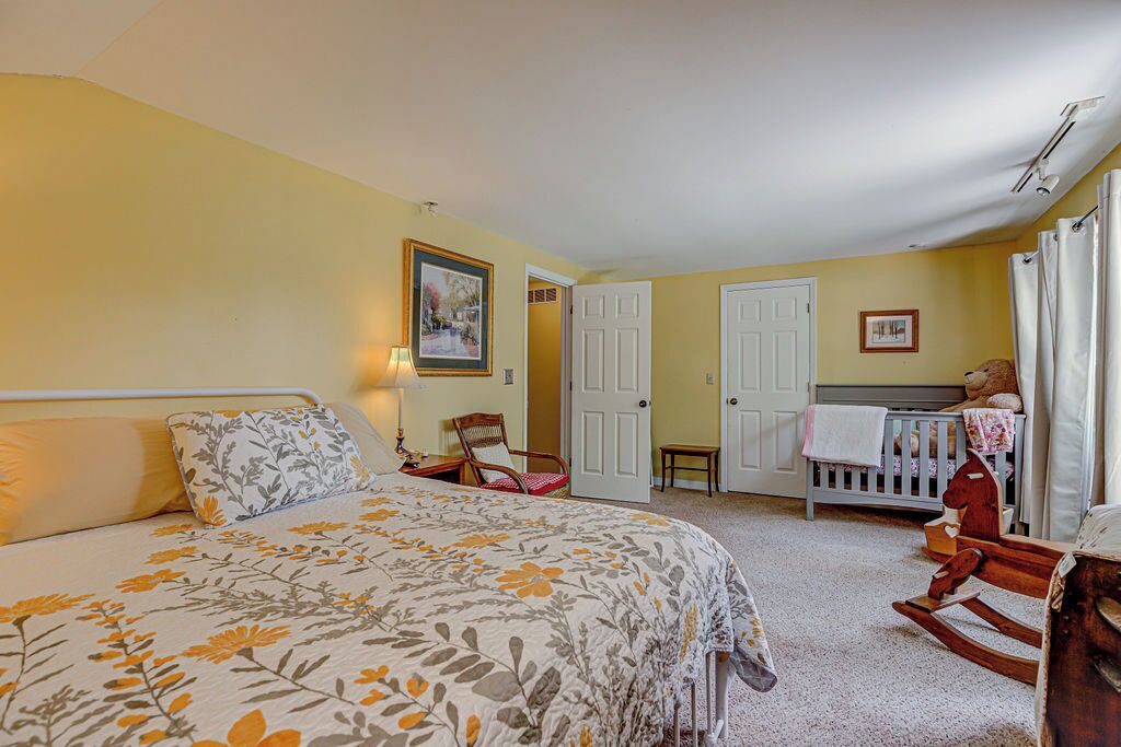 4 bedrooms, desk, iron/ironing board, WiFi (free)