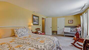 4 bedrooms, desk, iron/ironing board, WiFi (free)