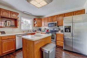 冷蔵庫、電子レンジ、オーブン、コンロ