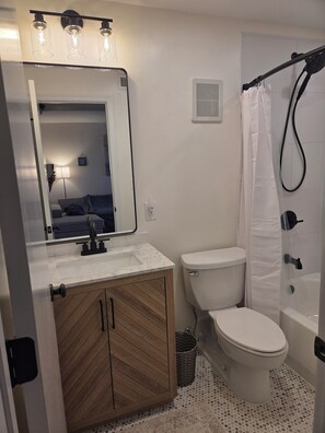 Combined shower/tub - Cape May Condo Getaway w/ Rooftop Deck, Onsite Parking, 1/2 Block to the Beach (Cape May)