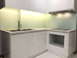 冷蔵庫、電子レンジ、オーブン、コンロ
